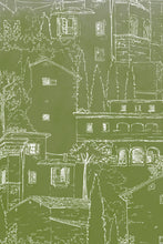 Charger l&#39;image dans la galerie, Alberoro est un paysage de Toscane où les vieilles bâtisses de pierres côtoient les oliviers et les cyprès. Sous le soleil, l’ombres des persiennes et la fraîcheur des loggias invitent à la farniente.  Le panoramique a un fond patiné vert olive, dessin à la main par Mayeul Gauvin.
