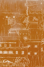 Charger l'image dans la galerie, Alberoro est un paysage de Toscane où les vieilles bâtisses de pierres côtoient les oliviers et les cyprès. Sous le soleil, l’ombres des persiennes et la fraîcheur des loggias invitent à la farniente. Le panoramique a un fond patiné orange courge, dessin à la main par Mayeul Gauvin.