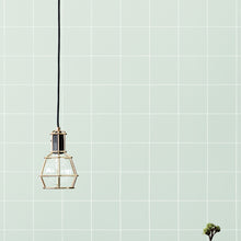 Charger l'image dans la galerie, Pinpoint est une partition dynamique de lignes horizontales et verticales tracées à la main. Son rythme évoque un espace infini où « les ondes en vibrations se rencontrent et leur rencontre engendre une nouvelle vibration d’où jaillit la vie et le mouvement perpétuel » (Georges Vantongerloo, « Réflexions », 1917 in de Stijl n°9/11, juillet 1918). De sa teinte légère de vert bleu se dégage beaucoup de sérénité et de fraicheur. Credit Photo Design House Stockholm