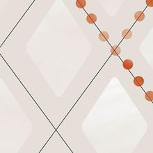 Charger l'image dans la galerie, Sur un fond couleur de soie se posent des losanges de neige, douceur d'aquarelle, et les pois de rouille, patinés par le temps et suspendus à un treillage d'ombre. Las, papier peint inspiré des intérieurs du XIXe, habillera vos murs de poésie et de délicates nuances de grège.