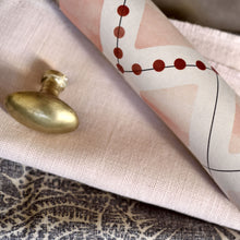 Charger l'image dans la galerie, Douceur d'aquarelle où le regard vogue sur les nuances de terre créées par le hasard de l'eau, ce papier peint inspiré du XIXe nous rappelle le temps qui passe au travers de ses pois patinés accrochés sur un treillage d'ombre. Las, avec son subtil voile coloré, apportera une touche poétique dans votre intérieur.