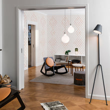 Charger l'image dans la galerie, Sur un fond couleur de soie se posent des losanges de neige, douceur d'aquarelle, et les pois de rouille, patinés par le temps et suspendus à un treillage d'ombre. Las, papier peint inspiré des intérieurs du XIXe, habillera vos murs de poésie et de délicates nuances de grège. Credit Photo Design House Stockholm