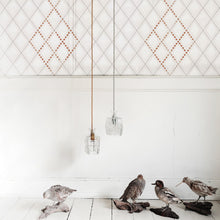 Charger l'image dans la galerie, Sur un fond couleur de soie se posent des losanges de neige, douceur d'aquarelle, et les pois de rouille, patinés par le temps et suspendus à un treillage d'ombre. Las, papier peint inspiré des intérieurs du XIXe, habillera vos murs de poésie et de délicates nuances de grège. Credit Photo Ebb&Flow