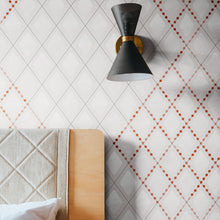 Charger l'image dans la galerie, Sur un fond couleur de soie se posent des losanges de neige, douceur d'aquarelle, et les pois de rouille, patinés par le temps et suspendus à un treillage d'ombre. Las, papier peint inspiré des intérieurs du XIXe, habillera vos murs de poésie et de délicates nuances de grège.