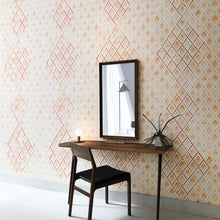 Charger l'image dans la galerie, Douceur d'aquarelle où le regard vogue sur les nuances de terre créées par le hasard de l'eau, ce papier peint inspiré du XIXe nous rappelle le temps qui passe au travers de ses pois patinés accrochés sur un treillage d'ombre. Las, avec son subtil voile coloré, apportera une touche poétique dans votre intérieur.