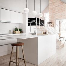 Charger l'image dans la galerie, Douceur d'aquarelle où le regard vogue sur les nuances de terre créées par le hasard de l'eau, ce papier peint inspiré du XIXe nous rappelle le temps qui passe au travers de ses pois patinés accrochés sur un treillage d'ombre. Las, avec son subtil voile coloré, apportera une touche poétique dans votre intérieur. Credit Photo Nordic Tales