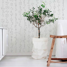 Charger l'image dans la galerie, Géométries du hasard portées par le fil. Coudées, enroulées, courbées, emboitées, fléchées, les formes suivent le fil d'une improvisation inspirée des cultures du monde. Loustic est un papier peint au graphisme piquant et décalé qui saura réveiller subtillement un décor contemporain mais aussi dialoguer avec l'univers léger et candide des chambres d'enfants.