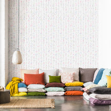 Charger l'image dans la galerie, Géométries du hasard portées par le fil. Coudées, enroulées, courbées, emboitées, fléchées, les formes suivent le fil d'une improvisation inspirée des cultures du monde. Loustic est un papier peint au graphisme piquant et décalé qui saura réveiller subtilement un décor contemporain mais aussi dialoguer avec l'univers léger et candide des chambres d'enfants. Credit Photo Sanelin