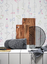 Charger l'image dans la galerie, Géométries du hasard portées par le fil. Coudées, enroulées, courbées, emboitées, fléchées, les formes suivent le fil d'une improvisation inspirée des cultures du monde. Loustic est un papier peint au graphisme piquant et décalé qui saura réveiller subtilement un décor contemporain mais aussi dialoguer avec l'univers léger et candide des chambres d'enfants. Credit Photo A.U. Maison