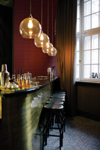 Charger l'image dans la galerie, Pinpoint est une partition dynamique de lignes horizontales et verticales tracées à la main. Son rythme évoque un espace infini où « les ondes en vibrations se rencontrent et leur rencontre engendre une nouvelle vibration d’où jaillit la vie et le mouvement perpétuel » (Georges Vantongerloo, « Réflexions », 1917 in de Stijl n°9/11, juillet 1918). De sa teinte de vert sombre quasi noir se dégage une atmosphère rassurante, sereine et élégante.