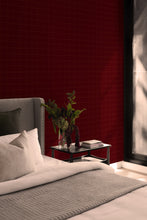 Charger l'image dans la galerie, Pinpoint est une partition dynamique de lignes horizontales et verticales tracées à la main. Son rythme évoque un espace infini où « les ondes en vibrations se rencontrent et leur rencontre engendre une nouvelle vibration d’où jaillit la vie et le mouvement perpétuel » (Georges Vantongerloo, « Réflexions », 1917 in de Stijl n°9/11, juillet 1918). De sa teinte de vert sombre quasi noir se dégage une atmosphère rassurante, sereine et élégante.