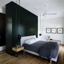 Charger l'image dans la galerie, Pinpoint est une partition dynamique de lignes horizontales et verticales tracées à la main. Son rythme évoque un espace infini où « les ondes en vibrations se rencontrent et leur rencontre engendre une nouvelle vibration d’où jaillit la vie et le mouvement perpétuel » (Georges Vantongerloo, « Réflexions », 1917 in de Stijl n°9/11, juillet 1918). De sa teinte de vert sombre quasi noir se dégage une atmosphère rassurante, sereine et élégante.