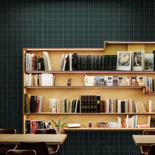 Charger l'image dans la galerie, Pinpoint est une partition dynamique de lignes horizontales et verticales tracées à la main. Son rythme évoque un espace infini où « les ondes en vibrations se rencontrent et leur rencontre engendre une nouvelle vibration d’où jaillit la vie et le mouvement perpétuel » (Georges Vantongerloo, « Réflexions », 1917 in de Stijl n°9/11, juillet 1918). De sa teinte de vert sombre quasi noir se dégage une atmosphère rassurante, sereine et élégante.