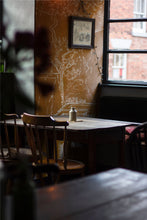Charger l'image dans la galerie, Alberoro est un paysage de Toscane où les vieilles bâtisses de pierres côtoient les oliviers et les cyprès. Sous le soleil, l’ombres des persiennes et la fraîcheur des loggias invitent à la farniente. Le panoramique a un fond patiné orange courge, dessin à la main par Mayeul Gauvin.