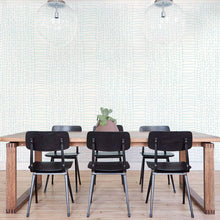 Charger l'image dans la galerie, Comme un filet de pêche travaillé par les ressacs du temps et les courants, la ligne de Sprang, libre et contrariée, forme une géométrie souple à l'imperfection touchante, un graphisme frais aux motifs déstructurés et poétiques, qui rappelle les années 50 tout en s'inscrivant dans un esprit contemporain assumé. Sprang habille les intérieurs avec finesse en y apportant élégance et dynamisme.