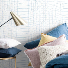 Charger l'image dans la galerie, Comme un filet de pêche travaillé par les ressacs du temps et les courants, la ligne de Sprang, libre et contrariée, forme une géométrie souple à l'imperfection touchante, un graphisme frais aux motifs déstructurés et poétiques, qui rappelle les années 50 tout en s'inscrivant dans un esprit contemporain assumé. Sprang habille les intérieurs avec finesse en y apportant élégance et dynamisme. Credit Photo Sanelin