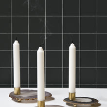 Charger l'image dans la galerie, Pinpoint est une partition dynamique de lignes horizontales et verticales tracées à la main. Son rythme évoque un espace infini où « les ondes en vibrations se rencontrent et leur rencontre engendre une nouvelle vibration d’où jaillit la vie et le mouvement perpétuel » (Georges Vantongerloo, « Réflexions », 1917 in de Stijl n°9/11, juillet 1918). De sa teinte de vert sombre quasi noir se dégage une atmosphère rassurante, sereine et élégante.