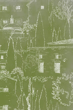 Charger l&#39;image dans la galerie, Alberoro est un paysage de Toscane où les vieilles bâtisses de pierres côtoient les oliviers et les cyprès. Sous le soleil, l’ombres des persiennes et la fraîcheur des loggias invitent à la farniente.  Le panoramique a un fond patiné vert olive, dessin à la main par Mayeul Gauvin.
