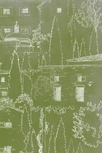 Charger l&#39;image dans la galerie, Alberoro est un paysage de Toscane où les vieilles bâtisses de pierres côtoient les oliviers et les cyprès. Sous le soleil, l’ombres des persiennes et la fraîcheur des loggias invitent à la farniente.  Le panoramique a un fond patiné vert olive, dessin à la main par Mayeul Gauvin.
