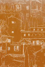 Charger l&#39;image dans la galerie, Alberoro est un paysage de Toscane où les vieilles bâtisses de pierres côtoient les oliviers et les cyprès. Sous le soleil, l’ombres des persiennes et la fraîcheur des loggias invitent à la farniente.  Le panoramique a un fond patiné orange courge, dessin à la main par Mayeul Gauvin.
