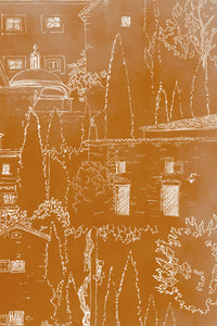 Alberoro est un paysage de Toscane où les vieilles bâtisses de pierres côtoient les oliviers et les cyprès. Sous le soleil, l’ombres des persiennes et la fraîcheur des loggias invitent à la farniente.  Le panoramique a un fond patiné orange courge, dessin à la main par Mayeul Gauvin.