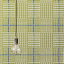 Charger l&#39;image dans la galerie, Un grand quadrillé aux vigoureux croisements de petits monts et d’empreintes palmées, Twist revisite les légendaires Prince de Galles et pied-de-poule avec de belles couleurs contrastées. Credit Photo Design House Stockholm
