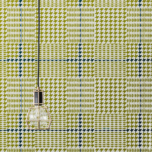 Un grand quadrillé aux vigoureux croisements de petits monts et d’empreintes palmées, Twist revisite les légendaires Prince de Galles et pied-de-poule avec de belles couleurs contrastées. Credit Photo Design House Stockholm